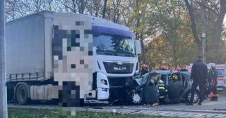 Accident teribil în Gorneşti, Mureş. Patru oameni au sfârşit pe loc după ce o maşină s-a ciocnit frontal cu un TIR