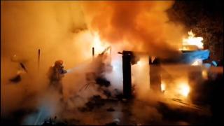 Incendiu la Pata Rât, în Cluj. O persoană a ajuns la spital, după ce flăcările au cuprins mai multe barăci improvizate