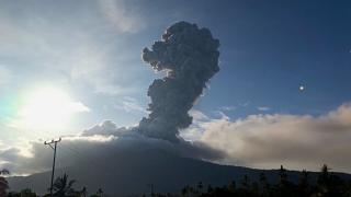 Sute de zboruri anulate în Bali. Un vulcan a erupt şi a format o coloană de fum de 9 km înălţime