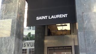 Cum a încercat un român să jefuiască magazinul Yves Saint Laurent din Piazza San Babila, în centrul orașului Milano