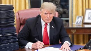 Trump anunţă că va mobiliza armata pentru expulzarea în masă a migranţilor fără documente