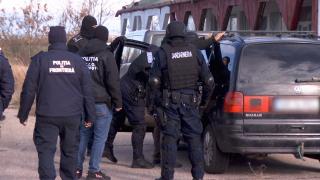 Acţiuni în forţă la graniţă, pentru a convinge Austria să ne primească în Schengen. Poliţiştii au găsit haine fake şi substanţe suspecte