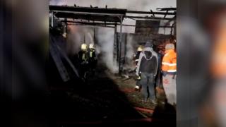 Incendiu la o gospodărie din Suceava. Flăcările s-au extins şi la un autoturism