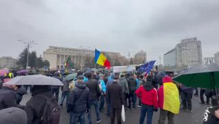 Mii de militari, poliţişti şi sindicalişti protestează în ploaie în Piaţa Victoriei, faţă de tăierea pensiilor. Două comisii au discutat cu prim-ministrul