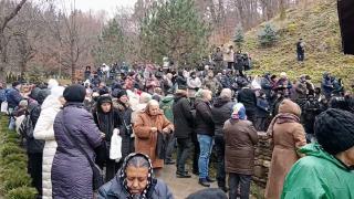 Pelerinaj la Mânăstirea Prislop pentru comemorarea lui Arsenie Boca, cel mai iubit duhovnic român, supranumit "Sfântul Ardealului"