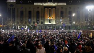 Proteste din ce în ce mai violente în Georgia. Manifestanţii au încercat să spargă uşile Parlamentului