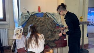 "Personalități ale Marii Uniri", o expoziţie creată de 21 de elevi pasionați din Iaşi, care pun în prim plan o parte din istoria României