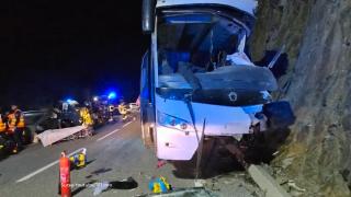 Trei morţi şi 14 răniţi în stare critică după ce un autocar plin cu pasageri s-a izbit de o stâncă, pe un drum montan din Franţa