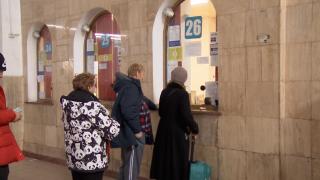 Preţurile biletelor CFR cresc, la fel şi duratele călătoriilor: "Un tren de călători circulă cu 40 km/h, mai încet decât o maşină în oraş. E ruşinos pentru România"