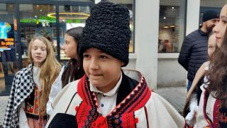 Cum arată costumul popular vechi de 200 de ani, purtat de un elev la un festival din Bihor