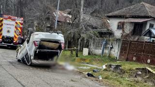 Tragedie pe un drum din Gorj. O bătrână a murit pe loc, după ce maşina în care se afla s-a izbit de un cap de pod, apoi s-a răsturnat pe plafon