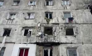 Bărbatul scos de sub dărâmături, după explozia din Bacău, a murit. Structura de rezistență a blocului, grav afectată / Jandarmii păzesc intrarea