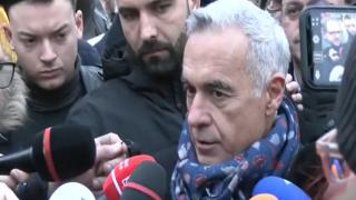 Călin Georgescu, în faţa secţiei unde ar fi trebuit să voteze. A depus documentele pentru a contesta decizia CCR şi speră ca alegerile să fie reluate în 2024