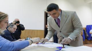 Ziua în care ar fi trebuit să ne alegem preşedintele. Chiar dacă scrutinul a fost anulat, Georgescu şi Simion vor merge "la vot": "Mergem să aprindem o lumânare"