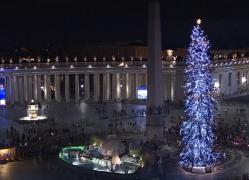 Momentul aprinderii bradului de Crăciun din Vatican, urmărit de sute de oameni