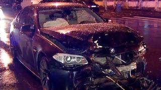 Un şofer beat a făcut prăpăd cu BMW-ul în cartierul Pantelimon din Bucureşti. Bucăţi din caroserie s-au împrăștiat pe șosea