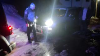 Doi tineri, salvaţi de jandarmii montani, după ce s-au hotărât să urce pe munte în Braşov. Găsiseră traseul într-un videoclip pe internet