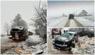 Camioane şi maşini blocate în mai multe zone din ţară, din cauza zăpezii depuse pe carosabil