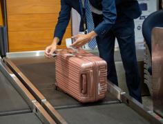 Descoperire neaşteptată în bagajul unui român la Aeroportul din Timişoara. Bărbatul urma să plece în Indonezia