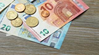 Sute de mii de români cu credite în euro vor plăti rate mai mici