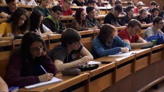 Examenul de licenţă ar putea fi din nou obligatoriu. Ce se schimbă la susţinerea probelor - proiect