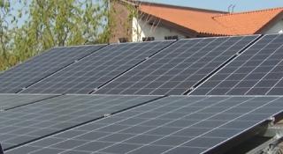 Românii care pot primi până la 10.000 de euro pentru a-şi instala panouri fotovoltaice şi baterii