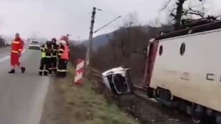 Maşină proiectată pe calea ferată, chiar în faţa trenului, după ce un autoturism i-a tăiat calea în Bistriţa-Năsăud