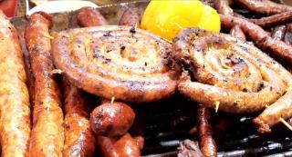 Cât au cheltuit turiştii pe o porţie de fasole, pastramă sau pomana porcului la Târgul de Crăciun din Piaţa Constituţiei