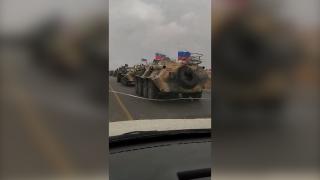 Rusia a retras cel puțin 400 de soldați din Damasc. Imagini cu un convoi rusesc uriaş traversând Siria