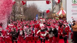 Maratonul lui Moş Crăciun. Peste 10.000 de participanţi s-au întrecut în Franţa. Unde ajung banii strânşi