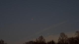 Se adâncește misterul dronelor zărite pe cerul SUA, deși guvernul dă asigurări că "toate funcţionează legal"