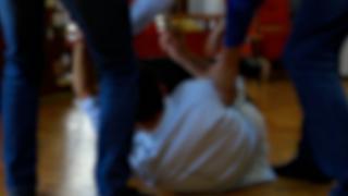 Doi jandarmi şi-au împărţit pumni în faţa unui restaurant din Capitală. Unul dintre ei a ajuns în comă la spital