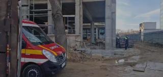 Un muncitor a murit, după ce a fost strivit de o placă de beton pe un şantier din Capitală