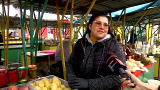 Alimentul nelipsit de pe masa de Crăciun, mai scump anul acesta cu 20%. Comercianţii au ajuns să negocieze preţul: "Ştiu că nu sunt bani"