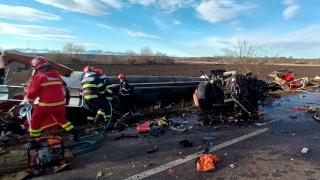 Filmul tragediei cu două TIR-uri zdrobite pe Drumul Morţii E85, la Secuieni. Unul dintre şoferi a fost aruncat din cabină după impactul frontal devastator  