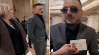 Makaveli, plimbat de Diana Şoşoacă prin Parlament şi asmuţit asupra jurnaliştilor: "Şoșo pe ei!"