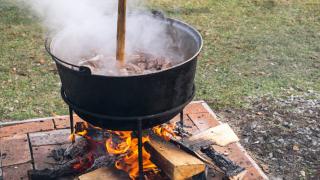 Ignatul, ziua tăierii porcului. Secretul pentru un șorici fraged și o carne gustoasă: "O știu de la mama mea"