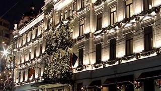 Bucureştiul, "îmbrăcat" în culorile iernii. Clădirile istorice din centrul Capitalei, decorate pentru a spune poveşti de sezon