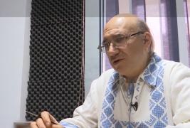 Cornel, meşteşugarul care duce mai departe o poveste veche de peste 300 de ani: "Dintr-o bucată de sticlă poate ieşi o minunată icoană, o fereastră spre trecut"