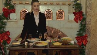 Cât costă să iei masa de Crăciun la restaurant. Românii care nu au timp să gătească îşi comandă preparatele online