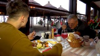 Românii care au petrecut Crăciunul la mare nu au ratat o vizită la cherhana. Cât costă un platou pescăresc cu "de toate"