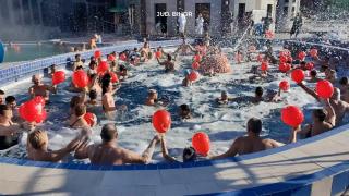 600 de turiști au ales piscina de Crăciun. Un complex balnear de patru stele din Băile Felix a creat o atmosferă relaxantă pentru petrecăreţi