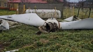 Catastrofă evitată la limită. Elicea eolienei din curtea azilului de la Poarta Albă s-a prăbuşit la câţiva metri de trei rezervoare cu GPL