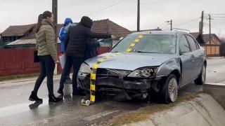 Un şofer de 20 de ani, beat şi posibil drogat, a spulberat un grup de tineri pe un drum din Argeş. Tocmai ce plecase de la o petrecere de Crăciun