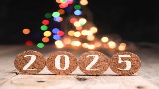 Revelion 2025. Astrologii recomandă să evităm culoarea roşie în noaptea dintre ani. De ce se schimbă superstiţia