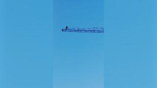 Un bărbat s-a suit pe o macara, pe Șoseaua Vergului din București, și amenință că se aruncă