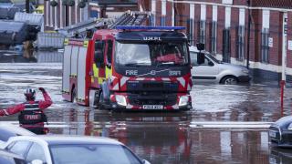 A plouat cât pentru o lună în Manchester. Sute de case și blocuri au fost evacuate, peste 1.300 de oameni duși în săli de sport