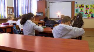 Filmul jafului de la școala nouă din Puchenii Mari. Cum au reuşit hoţii să fugă cu cele 39 de calculatoare, înainte ca elevii să apuce să le folosească