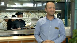 Sirianul Roulan Saab a făcut din România a doua lui casă, în urmă cu 13 ani. Azi, este managerul unui restaurant de lux din Buzău şi visează să îşi revadă rudele