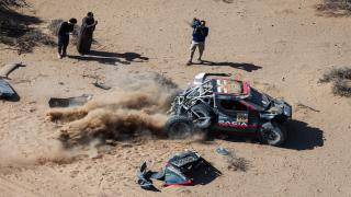 Sebastien Loeb, accident în etapa a treia a Raliului Dakar. Maşina sa, Dacia Sandriders, a fost grav avariată